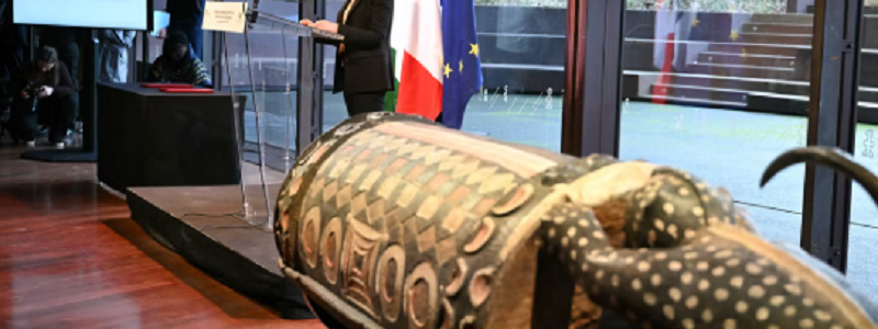 Patrimoine : la France restitue un symbole majeur de la mémoire atchan à la Côte d’Ivoire