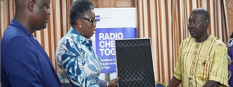 Projet RadioCheck Togo : 12 radios équipées pour renforcer la lutte contre la désinformation