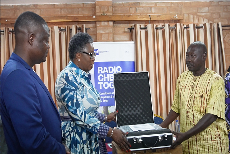 You are currently viewing Projet RadioCheck Togo : 12 radios équipées pour renforcer la lutte contre la désinformation